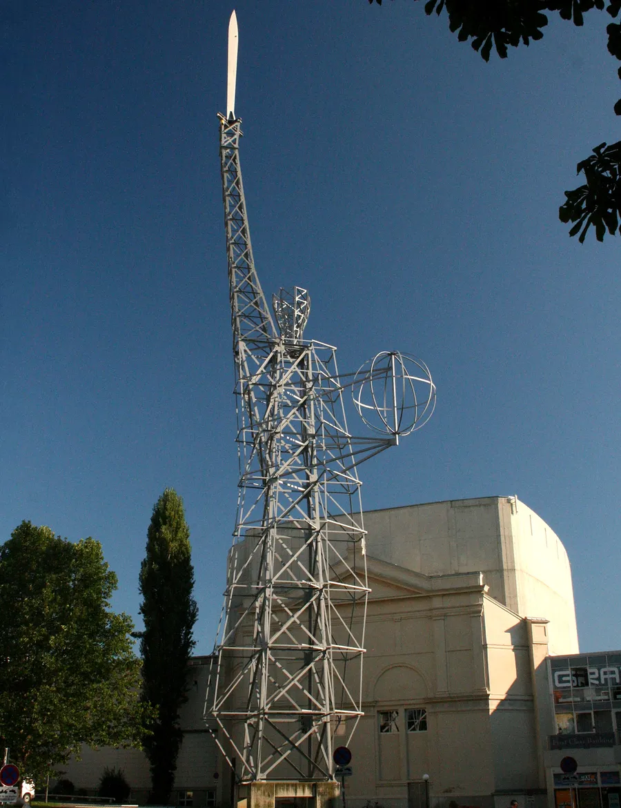The Lichtschwert in Graz: a skeletal steel copy of the Statue of Liberty holding a sword instead of a torch and a globe instead of a tablet, in front of the opera house
